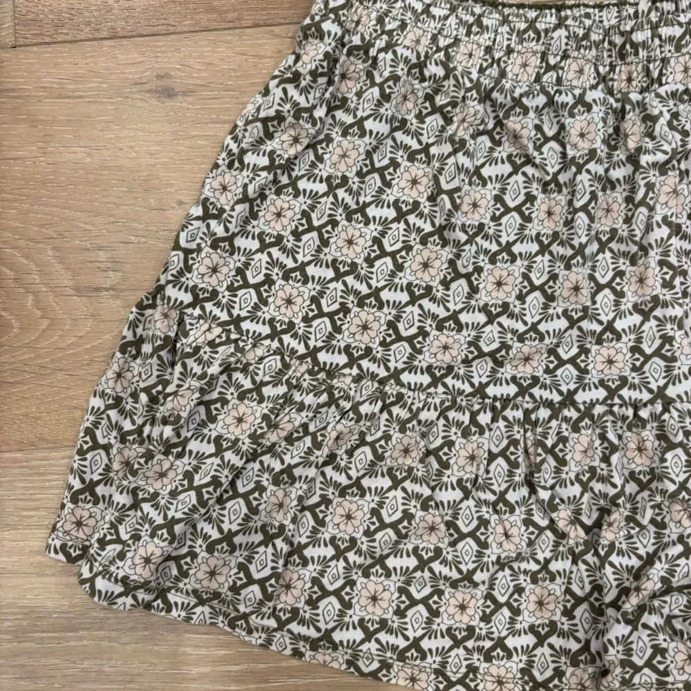 Tucker + Tate white/olive green/pale pink floral patterned elastic waist shorts